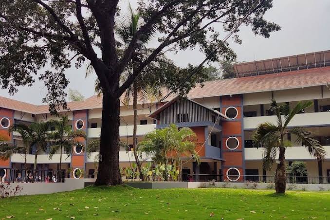 MES Mampad College