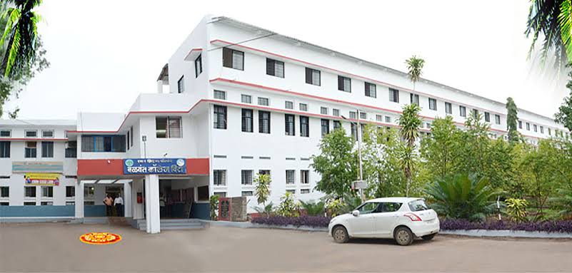 Balwant College, Vita